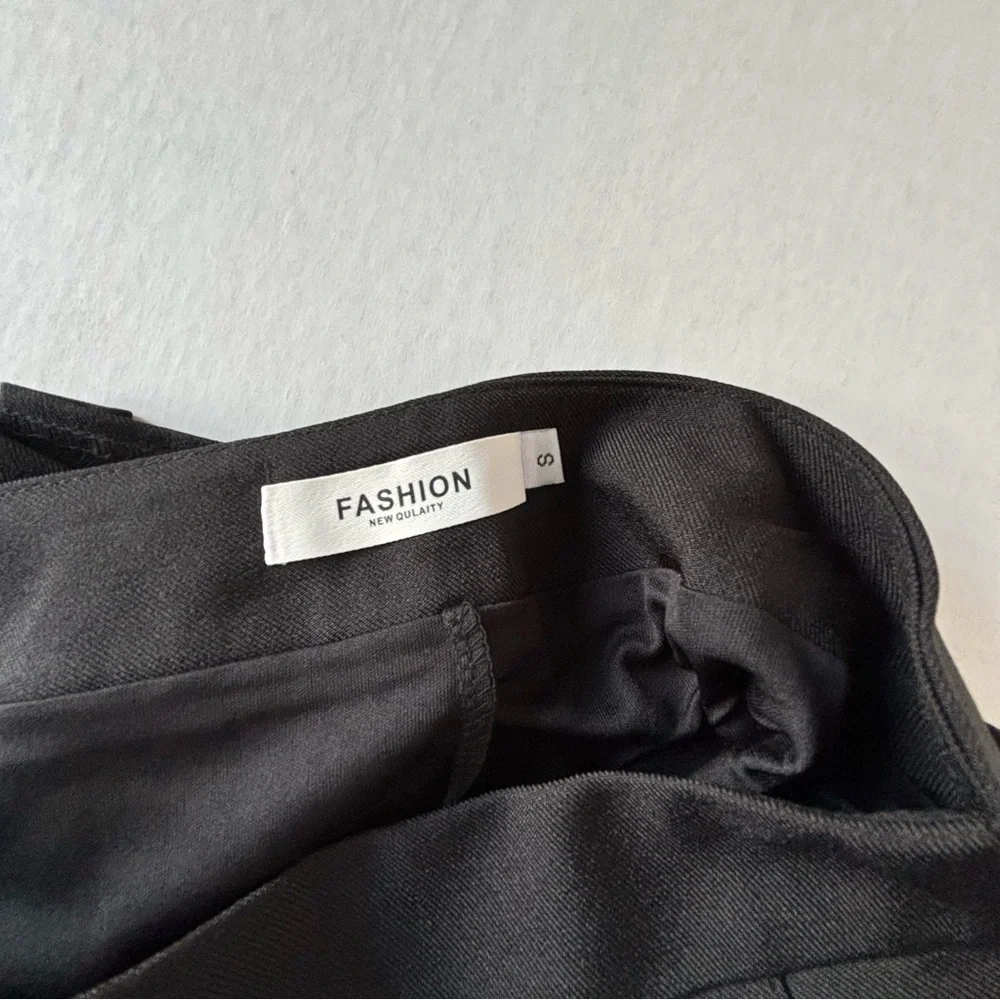 Small Black Pleated Mini Skirt - Picture 4 of 4